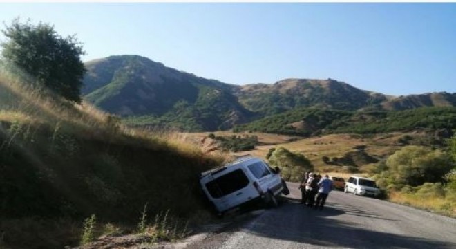 Bingöl yolunda minibüs devrildi: 12 yaralı