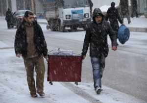 Depremzedeler kar altında 