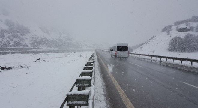 Doğuda tipi köy yollarını ulaşıma kapattı