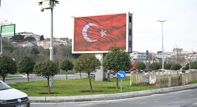 Ekranlar Türk bayraklarıyla donatıldı