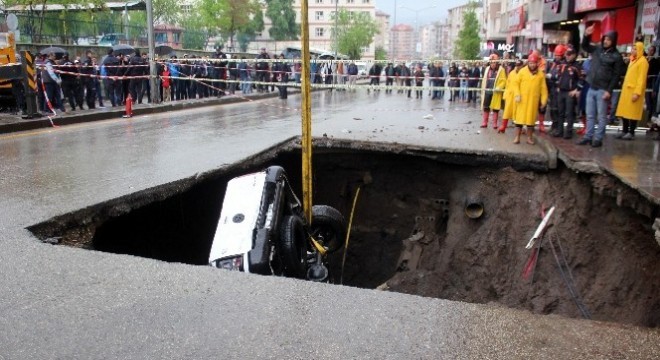 Karayolunda oluşan çukura düşen araç çıkarıldı, binalarda oturanlar tahliye edildi