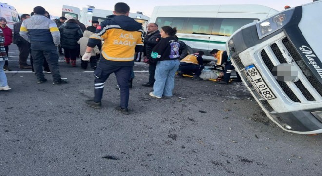 Kars yolunda iki minibüs çarpıştı: 13 yaralı