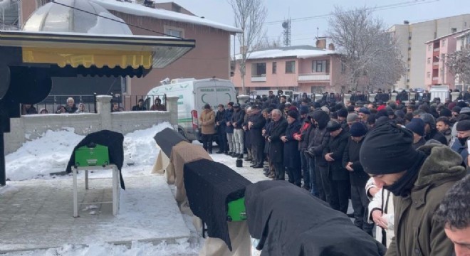 Leyla öğretmen ve ailesi dualarla uğurlandı