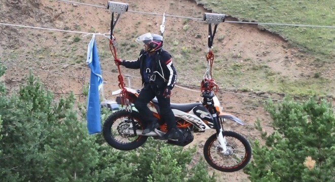 Motosikletle zipline yaparak kanatlandı