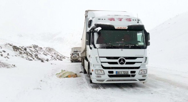 Yolda kalan sürücü yaşamını yitirdi