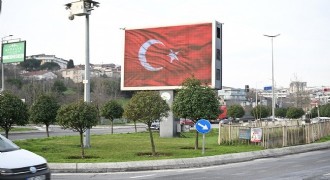 Ekranlar Türk bayraklarıyla donatıldı