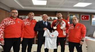 Kardeşler karatede Erzurum'un gururu oldu