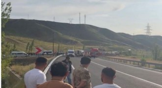 Kars yolunda tır ile otomobil çarpıştı: 1 ölü, 2 yaralı