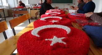 Yapay çiçeklerle Türk Bayrağı üretiyorlar