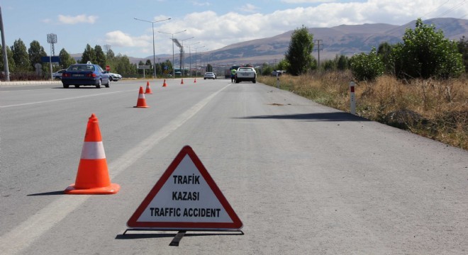 Çat yolunda trafik kazası: 3 ölü, 1 yaralı